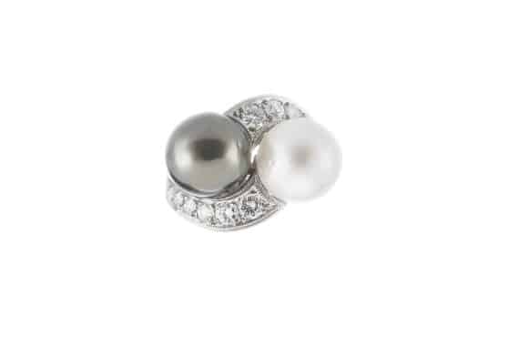 Two pearls crossover ring