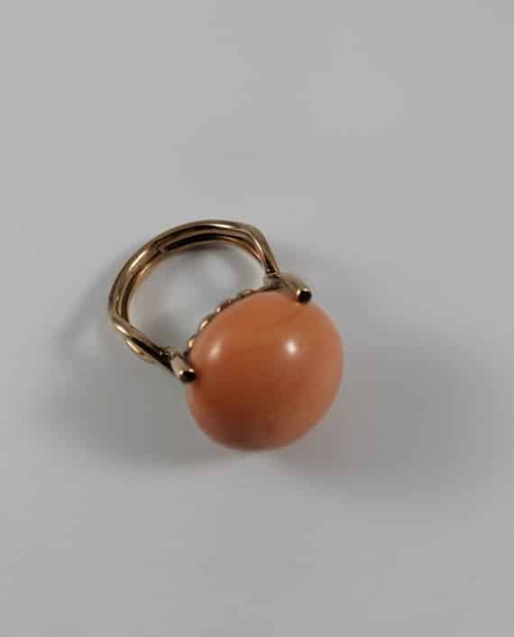 Anello con corallo arancione