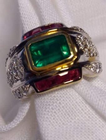 anello oro g e b con smeraldo rubini e diamanti